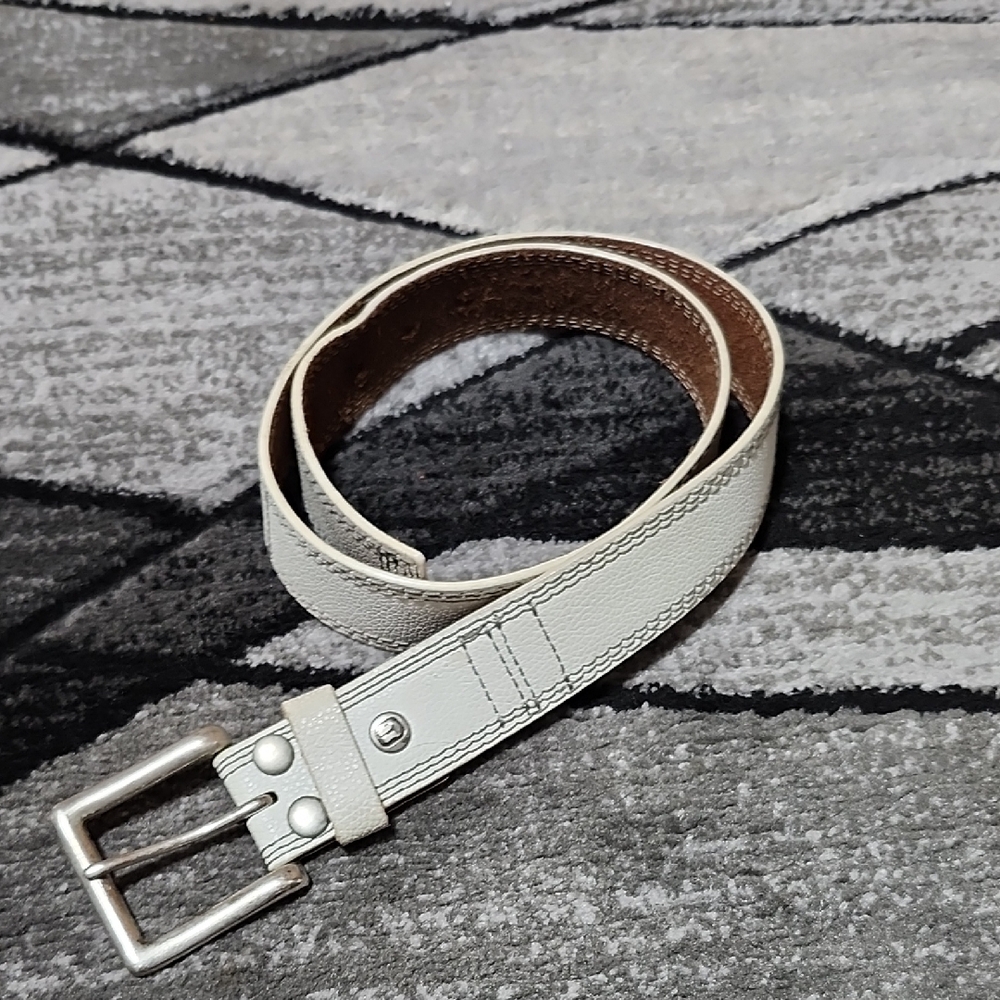 BKE EXCLUSIVE WHITE PEBBLED LEATHER GRAY STITCH ACCENTS BELT